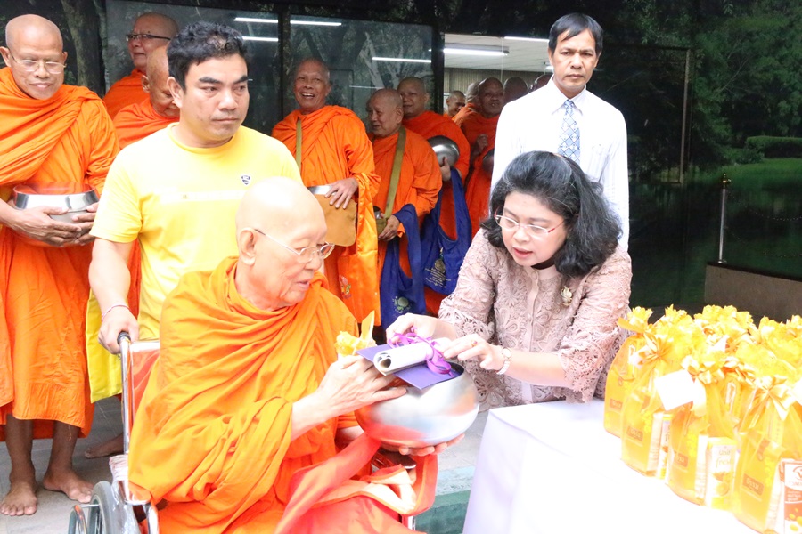﻿กรมบังคับคดีร่วมทำบุญตักบาตรเนื่องในวันขึ้นปีใหม่ 2563